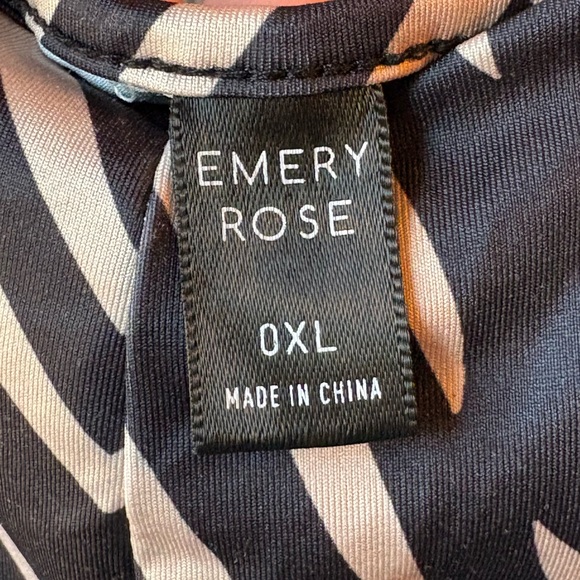 Emery Rose Black & Beige Chevron Sleeveless Shorts Romper Size 0XL - Picture 2 of 5